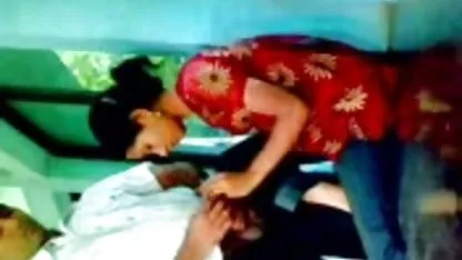 Video amatir yang menunjukkan pasangan di bokeb jilbab malaysia depan webcam