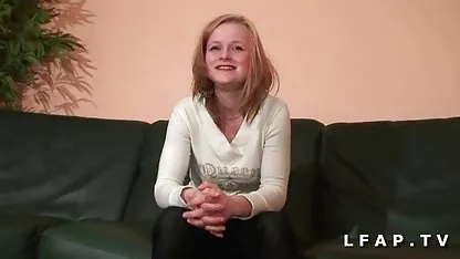 Rambut video bokep malaysia xxx abu-abu ibu dan mengendarai seekor keledai, muda